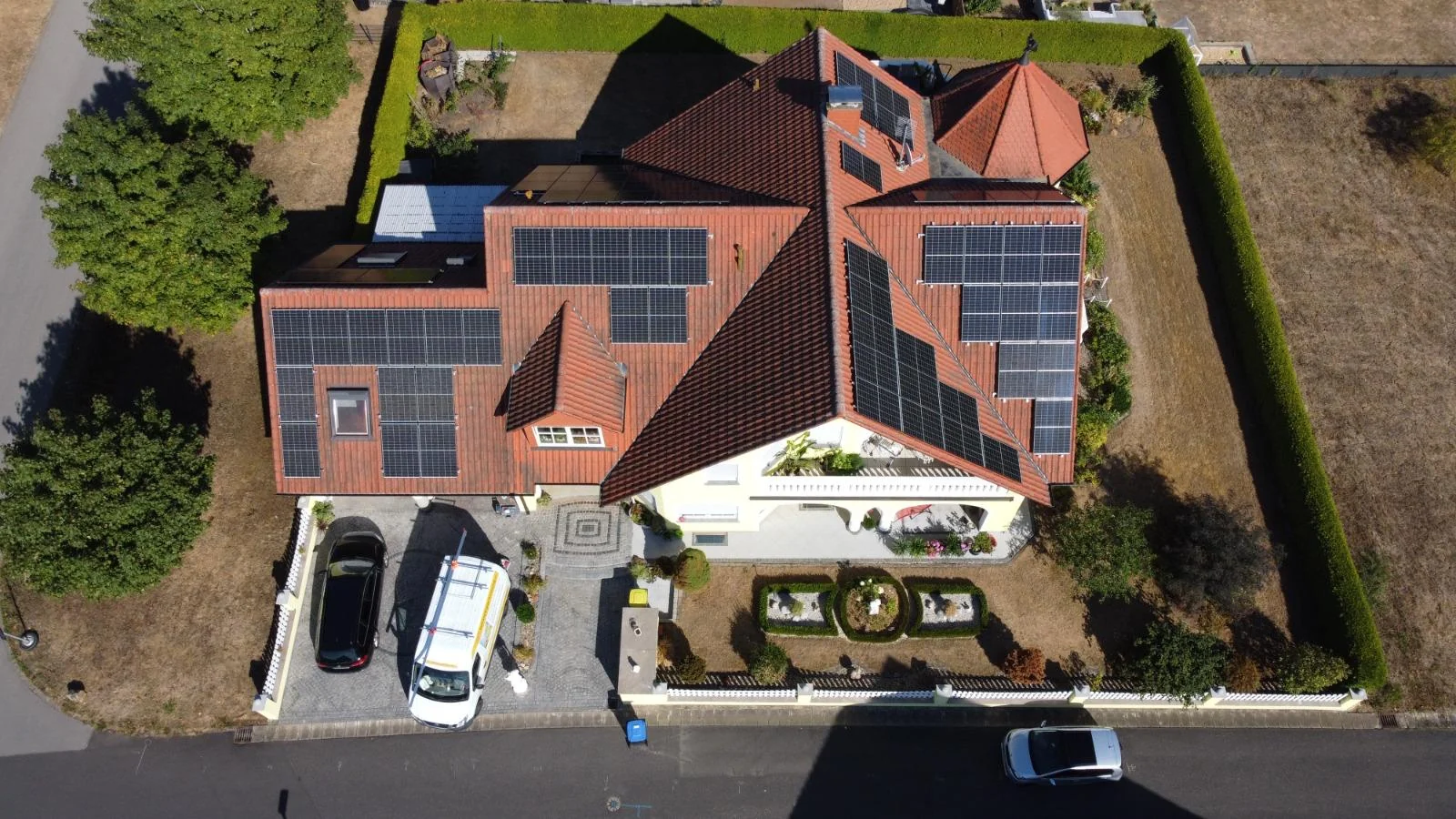 Modernes Wohnhaus mit Photovoltaikanlage