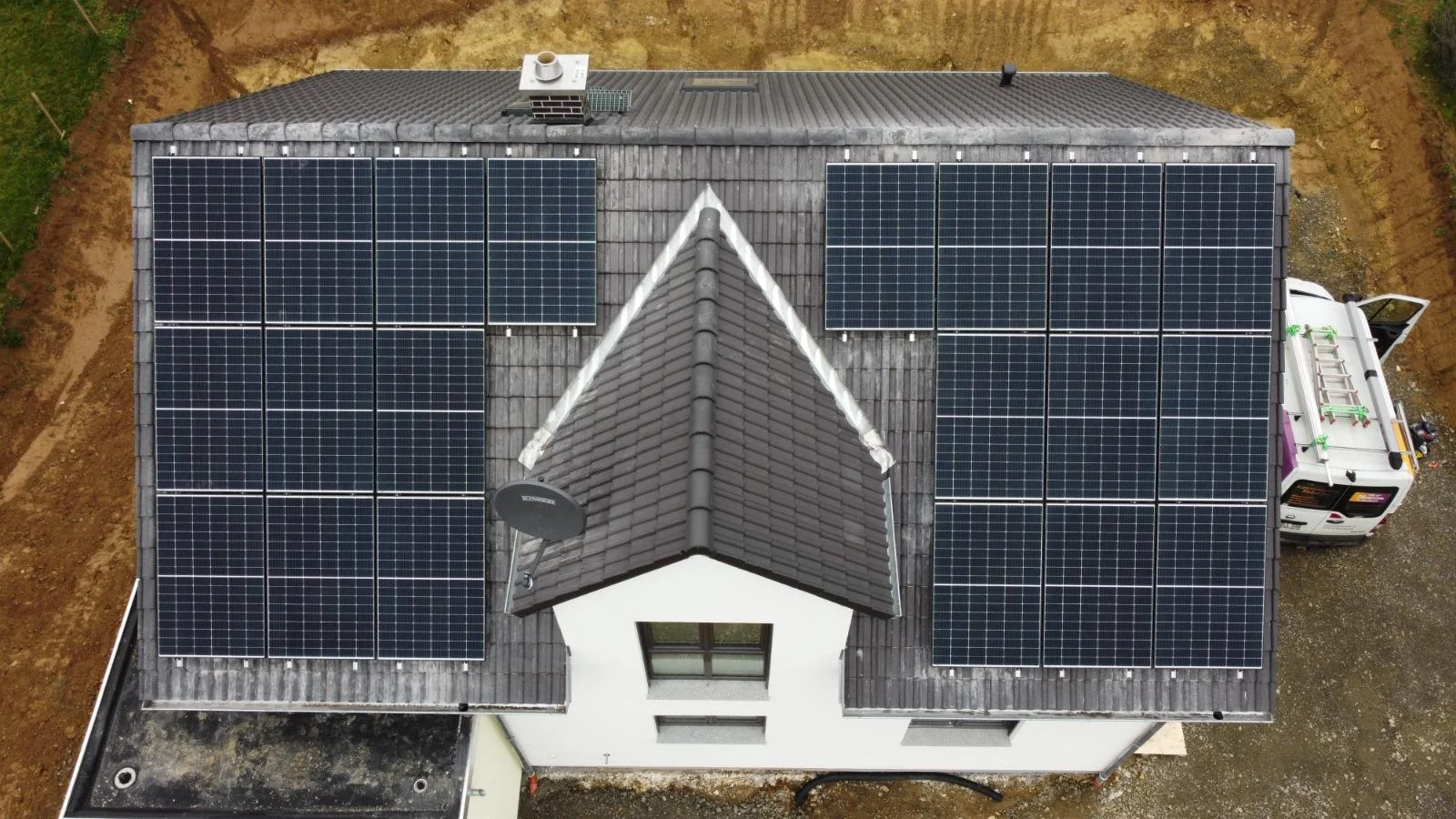 Sauber geplante Modulflächen auf einem modernen Wohnhaus