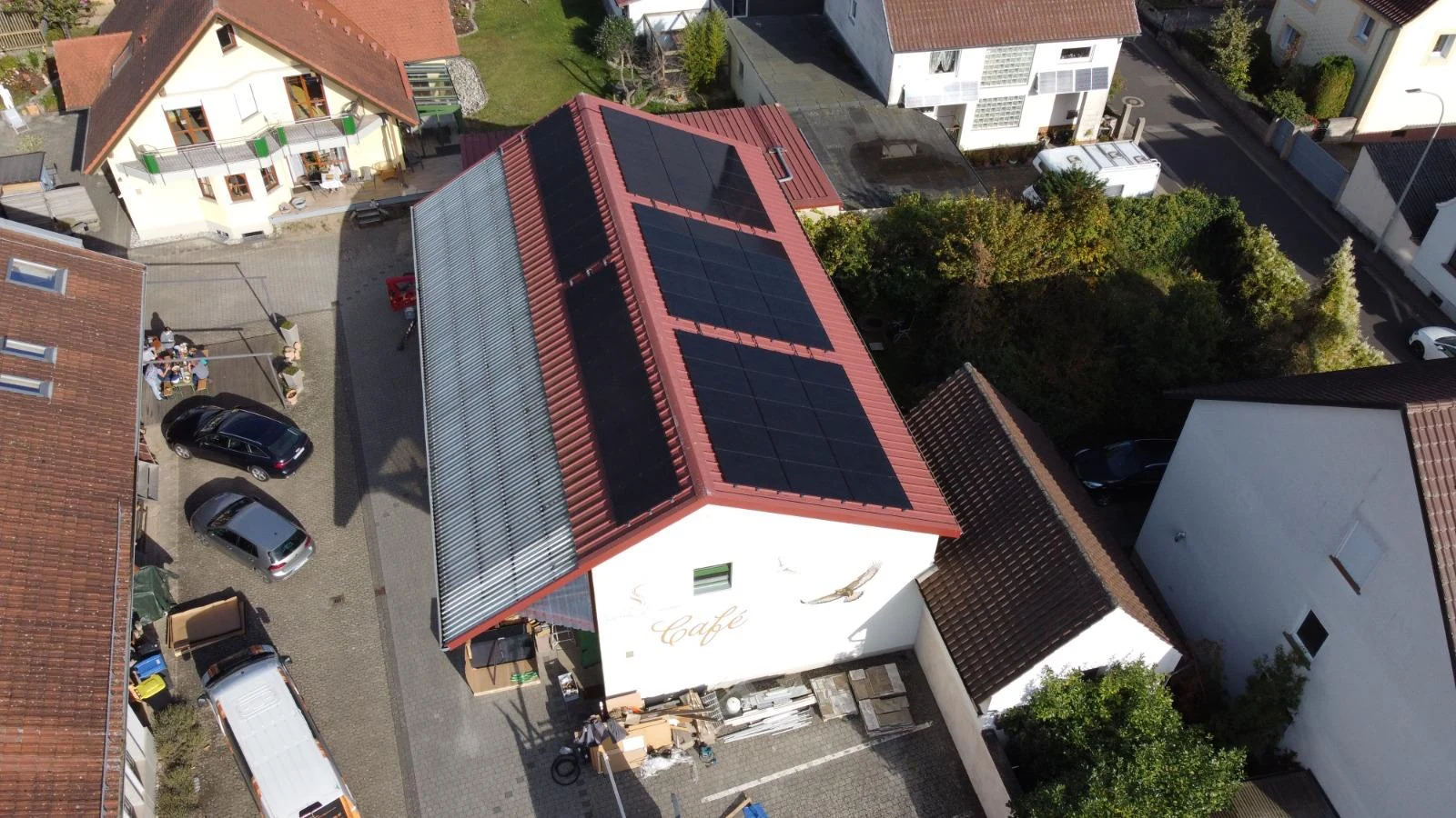 Große Photovoltaikfläche auf einem gewerblich genutzten Gebäude