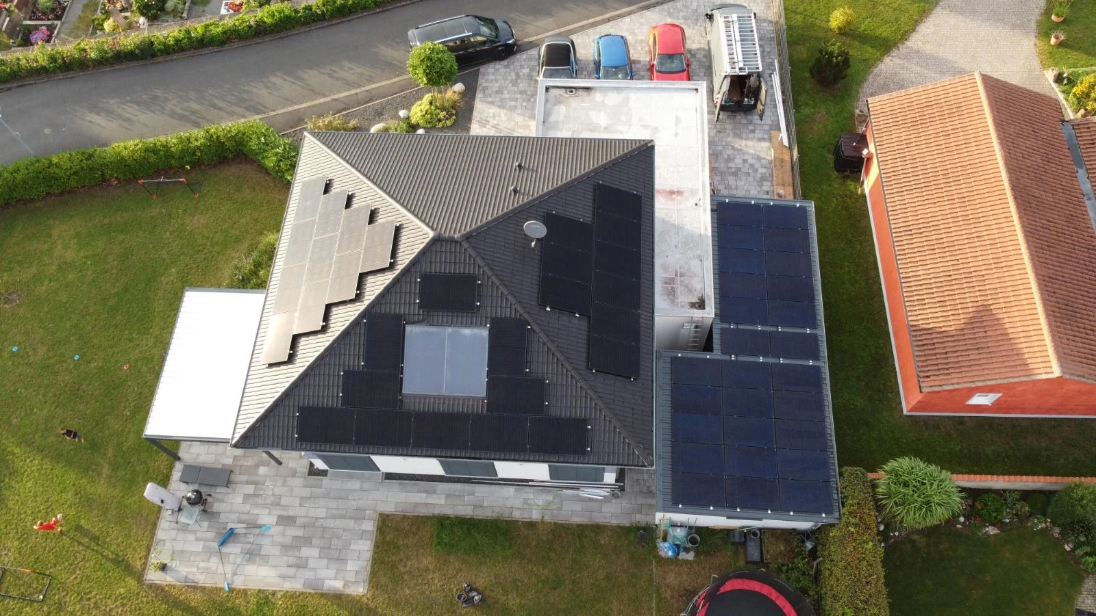 Photovoltaik auf Wohnhaus und Anbau optimal kombiniert